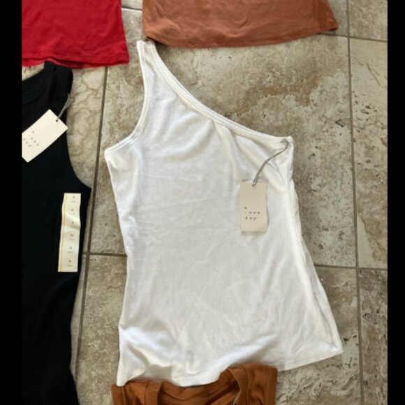 ❤️3/$12 Tank Top Bundle Includes 6 NWT (5 size small & 1 size medium) - Picture 5 of 6